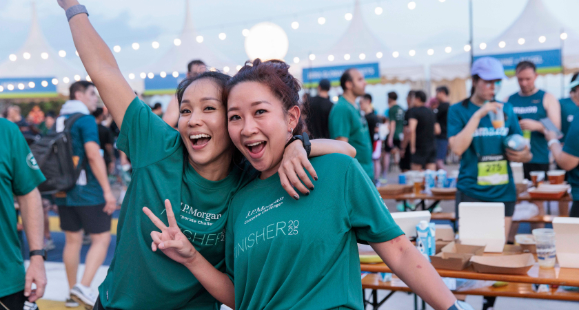 girls finishing race 