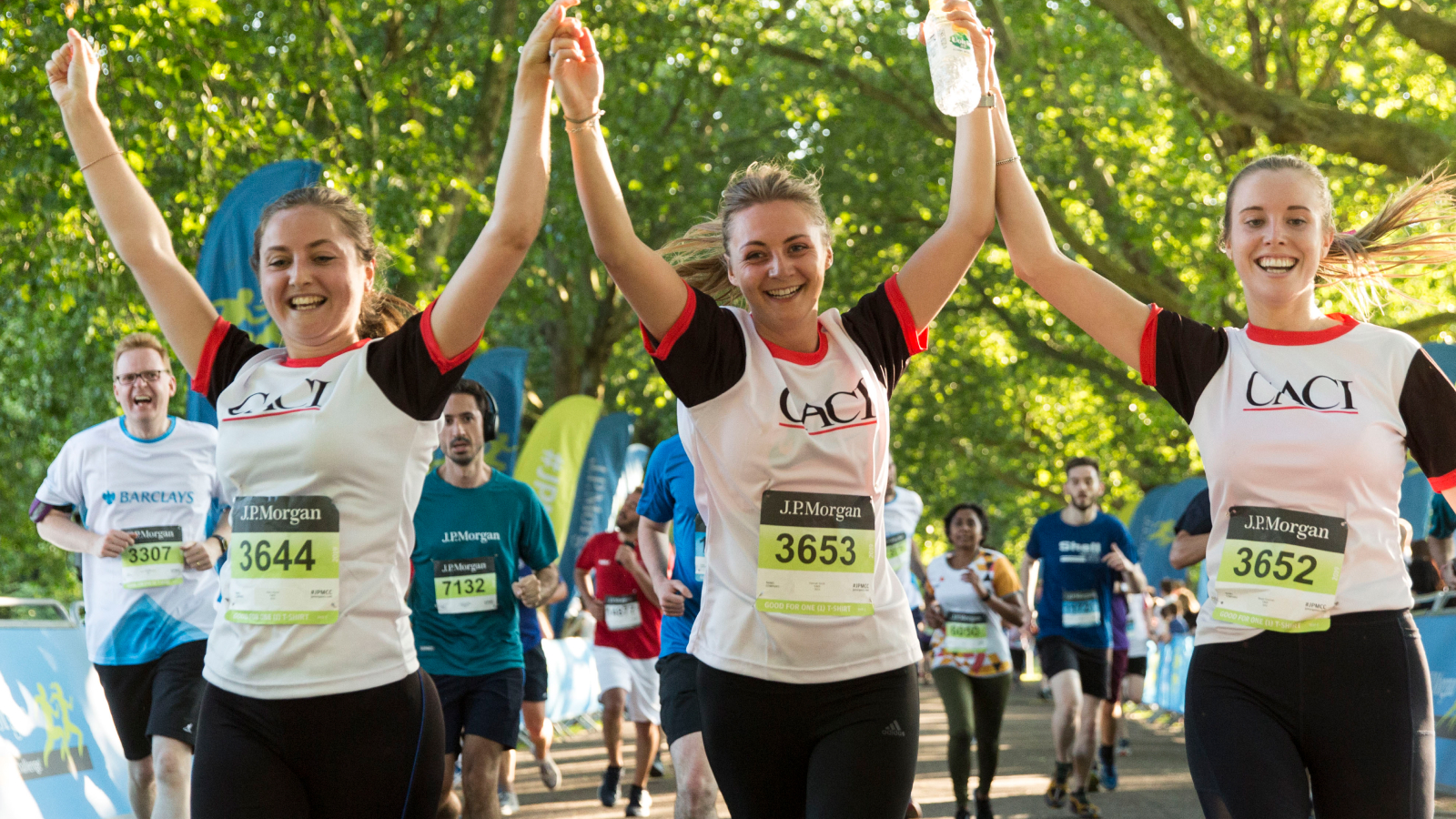 girls finishing race 