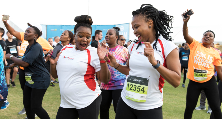 girls finishing race