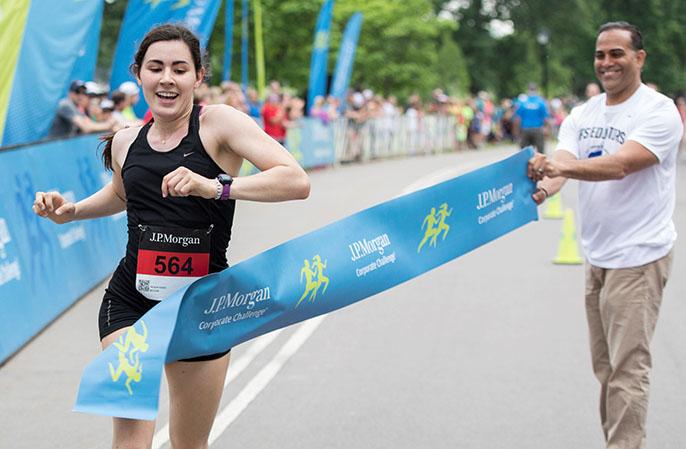 2017 JPM Corporate Challenge Buffalo winner crossing the finish line