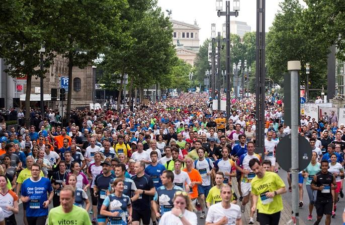 large crowd after the starting gun, 2017 JPM Corporate Challenge Frankfurt